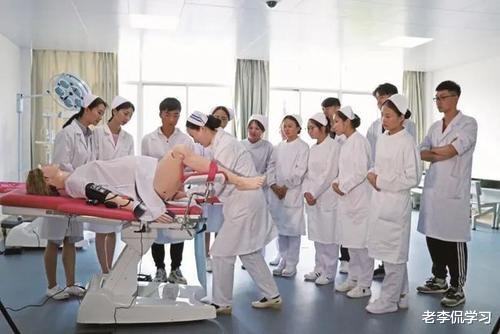 老李侃学习|医生和护士聊天记录曝光，医学行业也有“鄙视链”，引发网友争议