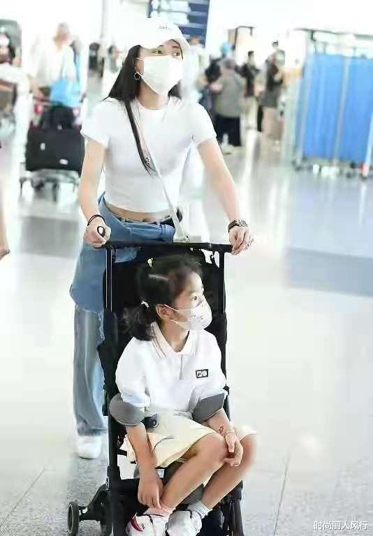时尚丽人风行|包文婧真是辣妈！穿紧身露脐装带女儿走机场，饺子穿国货颜值逆袭