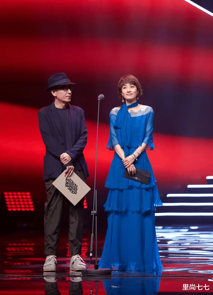 马伊琍|马伊琍私下穿衣太性感，穿紧身小背心身材快瘦成麻杆，却勒出副乳