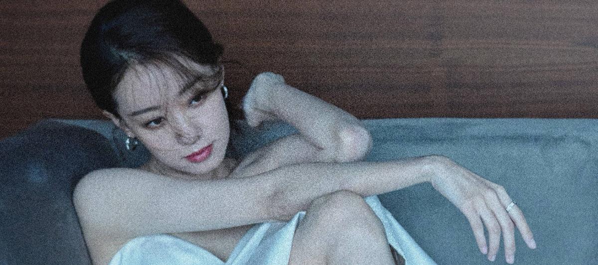 黄晓明|35岁张小斐穿抹胸裙，蜷在沙发凹造型好拘谨，发丝散乱显成熟魅力