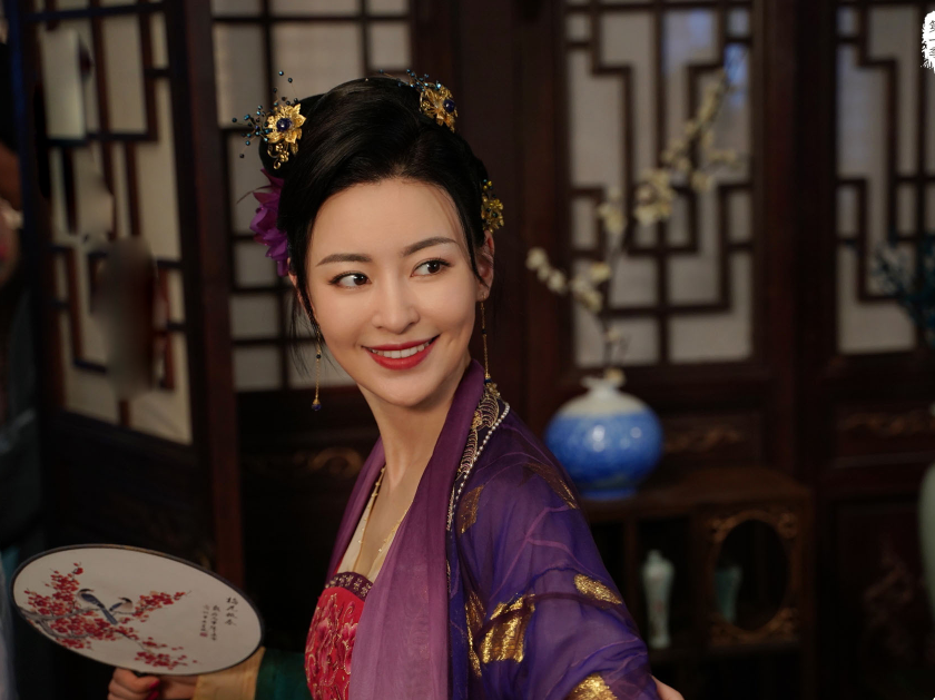 赘婿|《赘婿》杨妈妈才32岁！穿旗袍配卷发风情万种，“古典脸”好娇媚