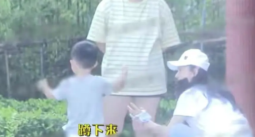 肖战|赵丽颖被儿子“想想”探班！正脸罕见被曝光，肉嘟嘟的小脸像妈妈