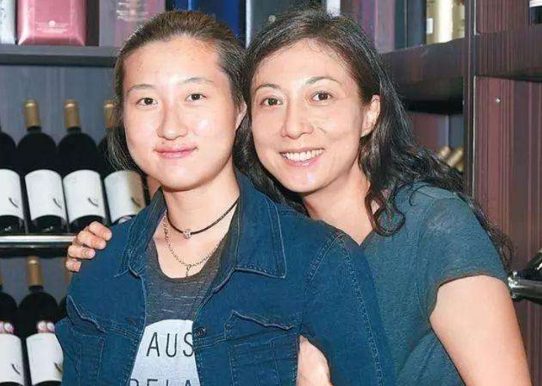 吴卓林|“成龙私生女”吴卓林:爹不认,娘不教,现实版被嫌弃的一生