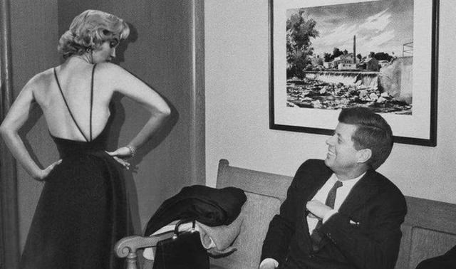 玛丽莲·梦露|1962年梦露为肯尼迪唱生日歌，高调露骨惹风波，3个月后离奇死亡