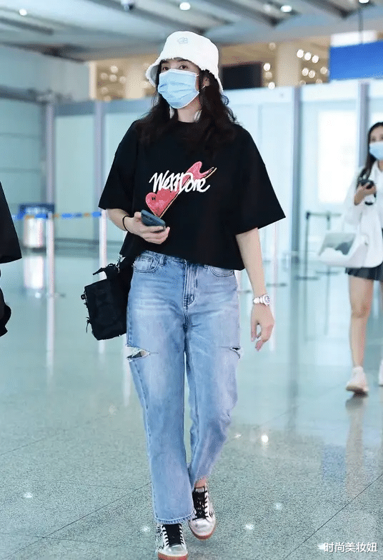 时尚美妆妞|蒋勤勤机场造型太真实，穿宽松T恤配牛仔裤，确实像大妈了