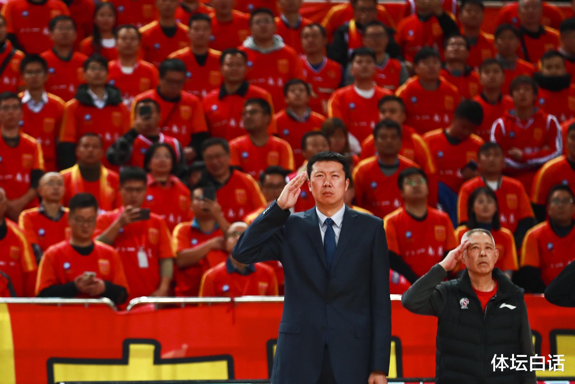 宋杨|44岁王治郅陪二婚娇妻吃烧麦！受到粉丝追捧，前妻是司令女儿