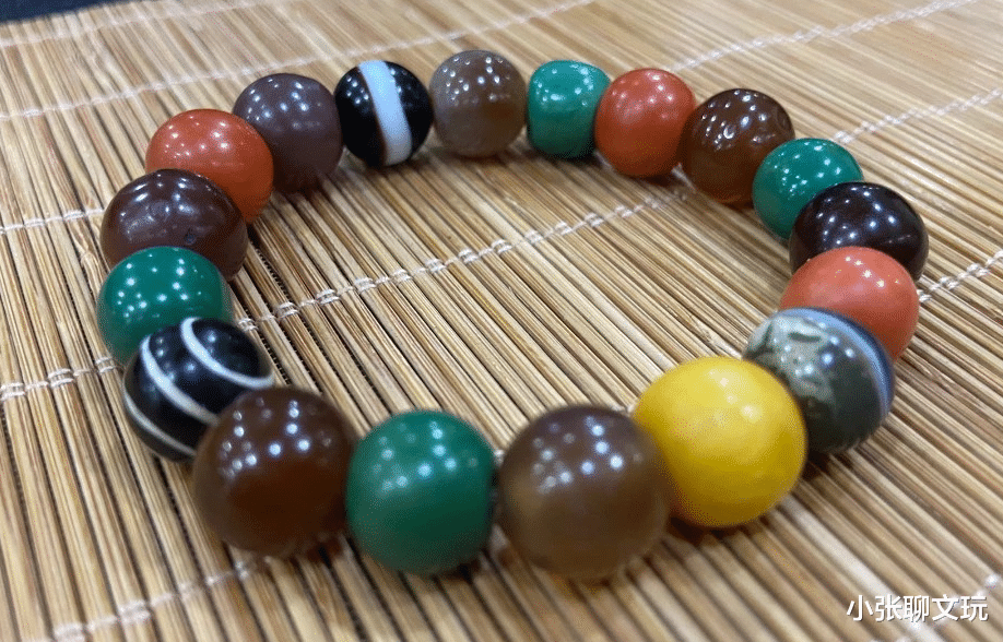 和田玉籽料|多宝手串应该选择什么材质的珠子，顶配多宝是什么样子的