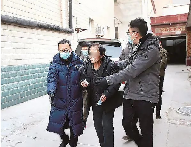 热点微评社 真狠!男子侵吞13万货款潜逃,20年不管妻儿!