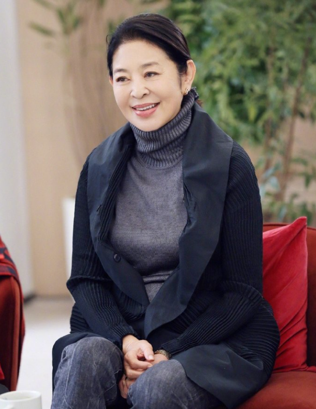 潮帮先生|倪萍走机场被怼脸拍,跟精修图比差距大,果然瘦太多就容易显憔悴