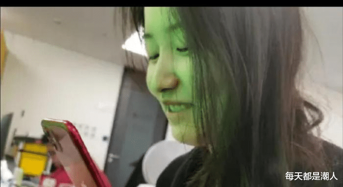 每天都是潮人|在飞机上看到地面有个神奇的圆盘，这是什么奇怪的地方？