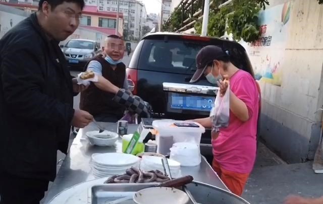 每日各地美食大放送 德州大哥街头卖重口美食20多年，6块钱一碗，客人围着摊子站着吃