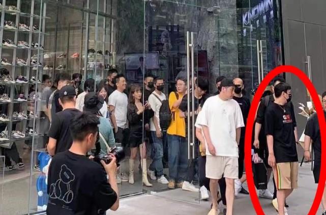 一回合说故事 王思聪成都疯狂购物，吸引路人围观几乎瘫痪店铺，同款遭抢购一空