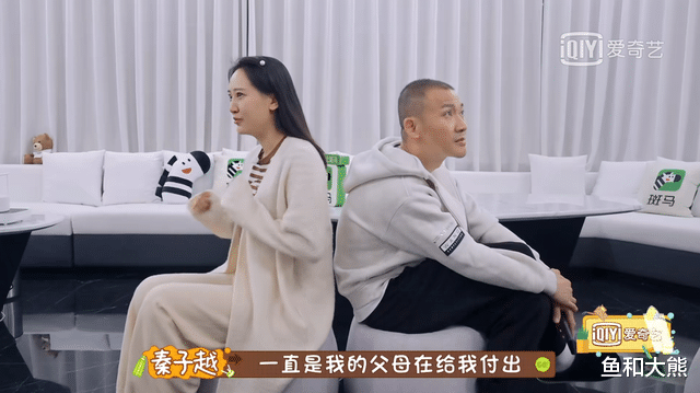 秦子越|秦子越自称满分儿媳，蹲地上帮婆婆穿鞋，对亲妈厚此薄彼遭吐槽！