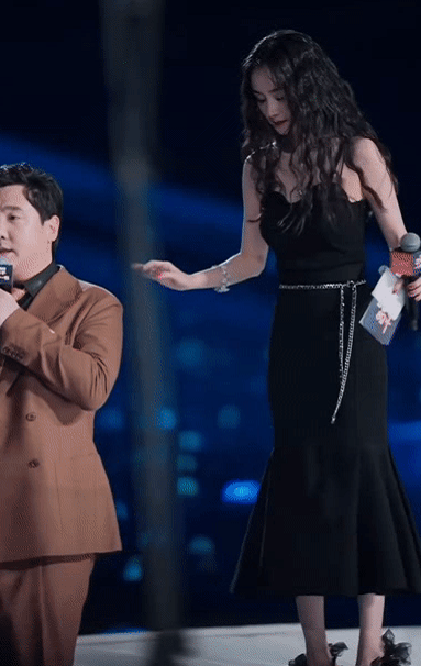 杨紫|肖战帮杨紫提裙摆,真性情还是营业,镜头中张雨绮的眼神说明一切