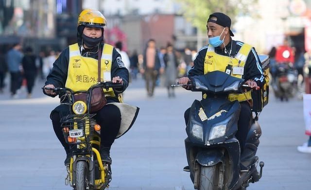 黑白配|赔光200万送外卖逆天改命？网友：信你个鬼，又是骑手招聘广告