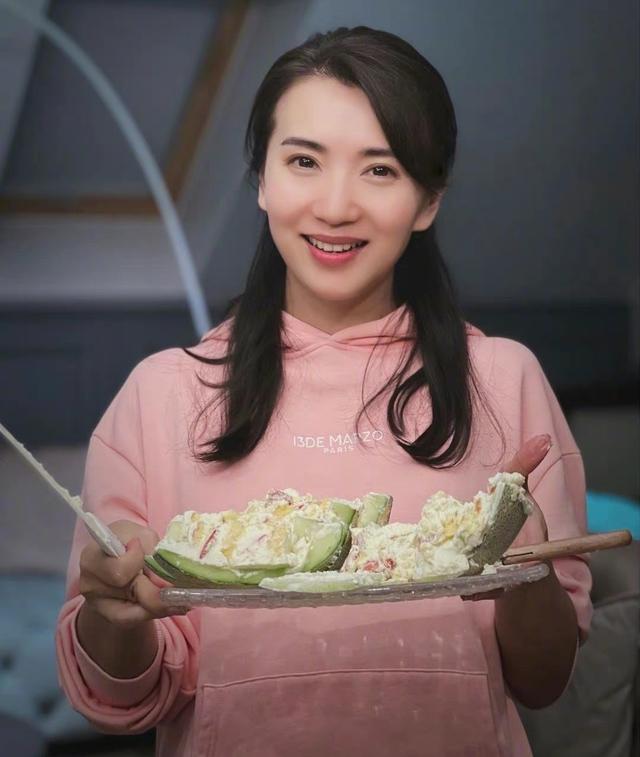 詹妮弗·安妮斯顿|43岁陈好深夜独自庆生，独饮红酒心情好，富商老公刘海峰未现身