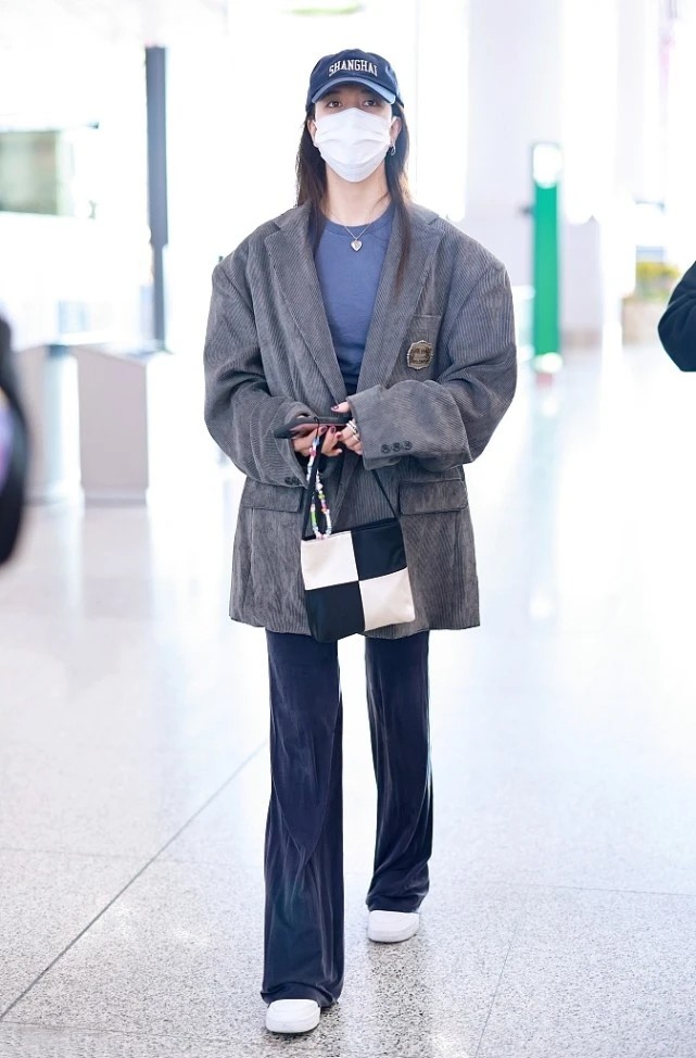 大表姐的时尚圈 宋妍霏的穿法真潮，用“爷爷款”西装配睡裤，没想到造型还很好看
