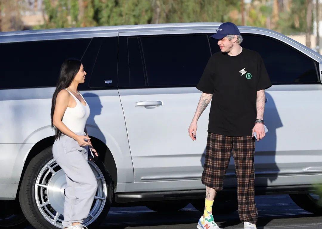 侃爷|侃爷上演北美情未了！卡戴珊新男友长相平平无奇却是女神收割机