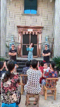 书尽心生|搞笑GIF：三个可爱姑娘，这烟吹得好给满分！