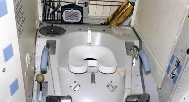  航天员在太空中如何上厕所，6个月任务期间如何洗澡理发？