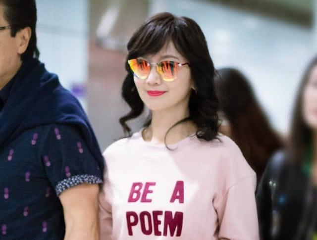 赵雅芝|65岁赵雅芝奶奶太会玩，看到她的穿搭结果让人想哭，甜美单纯