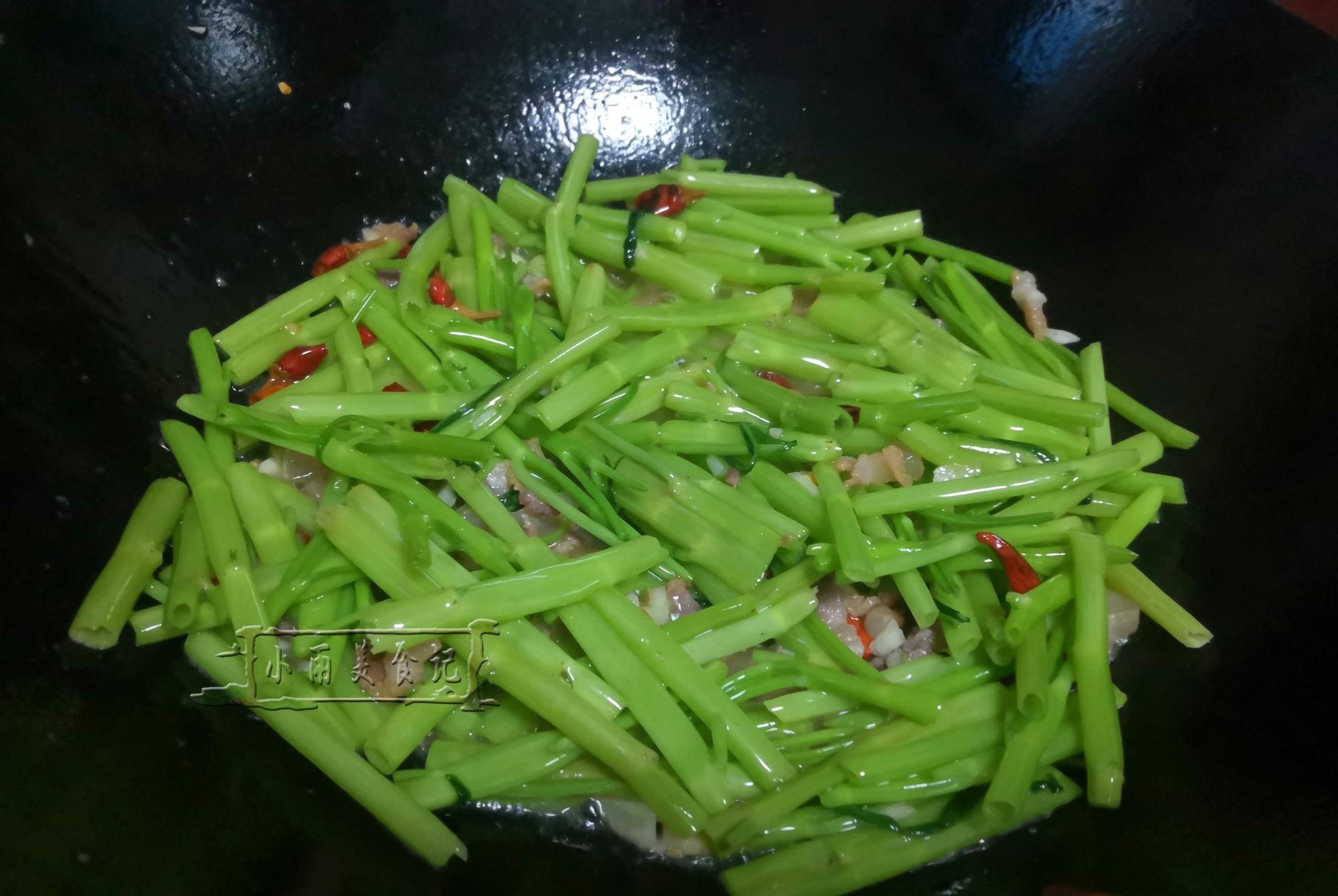 空心菜|夏季，这碱性蔬菜正当季，很多人只吃叶不吃梗，脆嫩爽口别不懂吃