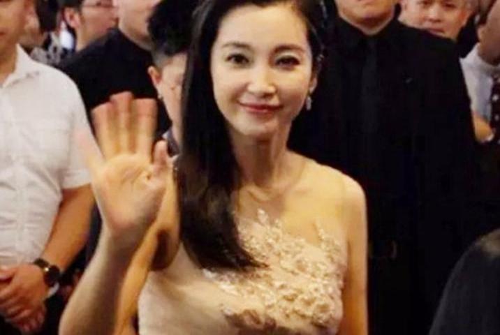 修图|活在精修图中的女明星们，杨幂还能忍，看到赵雅芝直接呵呵了