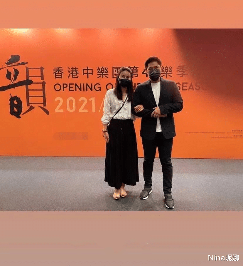 Nina昵娜|郭晶晶夫妇合体过中秋，穿白衣黑裙挽老公做回小女人，天然的头骨抢镜