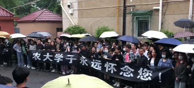 吴妈厨房 袁隆平雕像前布满花海！袁老遗体已经送往殡仪馆，市民围满整个长沙城！