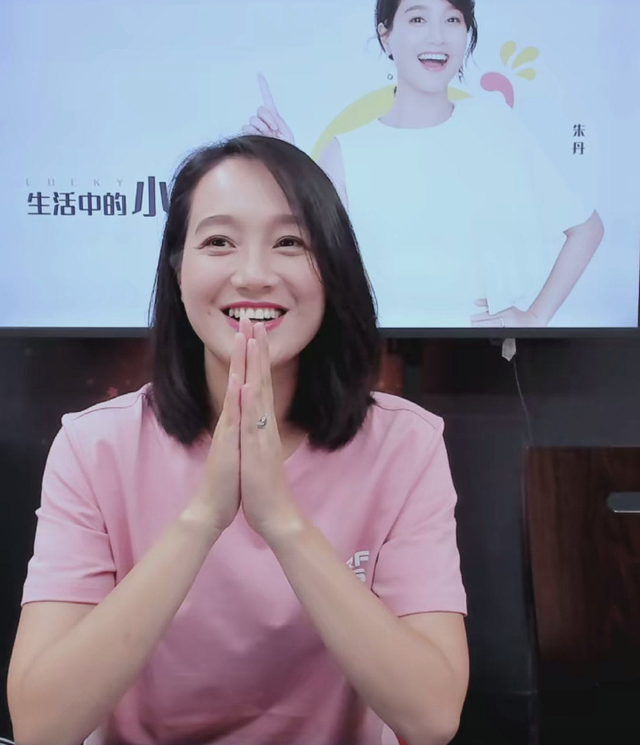 王思聪|朱丹二胎儿子真容曝光，小脸肉嘟嘟似周一围，小小丹贴心喂食弟弟