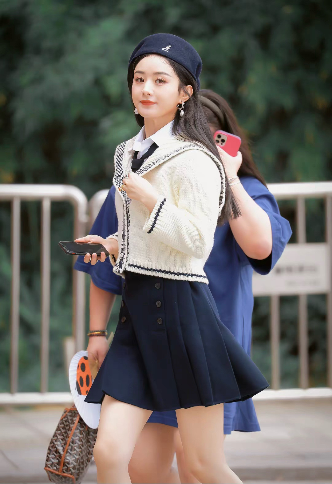 邓伦|赵丽颖贝雷帽搭百褶裙，生了孩子更少女，太适合学院风了