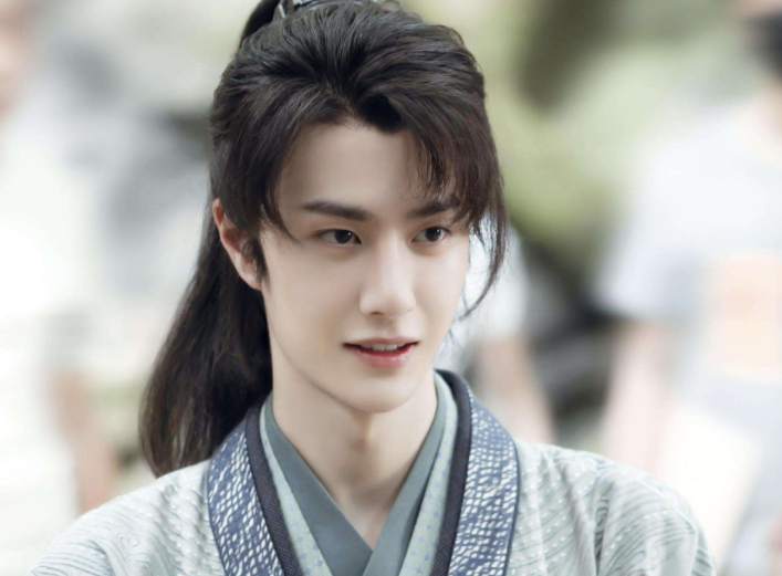 邓丽君|王一博这个生图很优越，身材高挑，小胖脸圆乎乎的很奶气