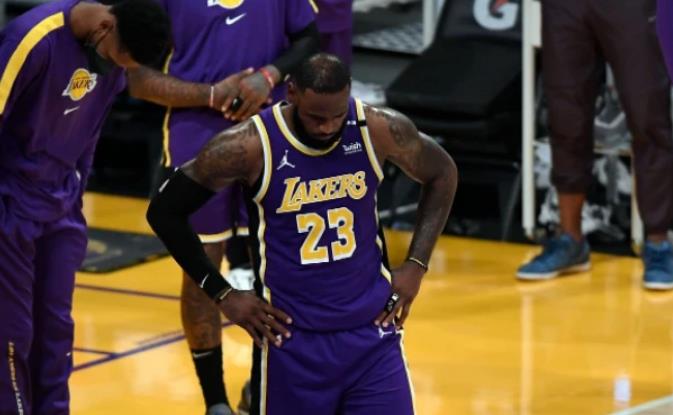 湖人队|三消息，TT怒怼模特，库兹马或缺席比赛，美媒：附加赛对湖人有利