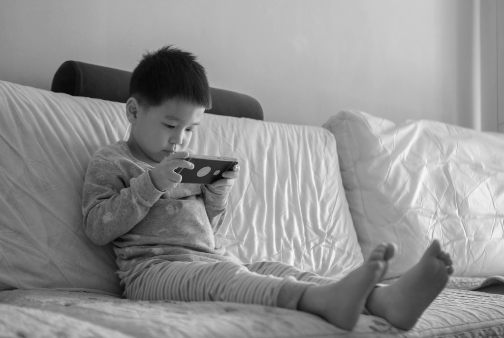 两口育儿|孩子沉迷于游戏怎么办？家长苦思冥想一妙招，真管用