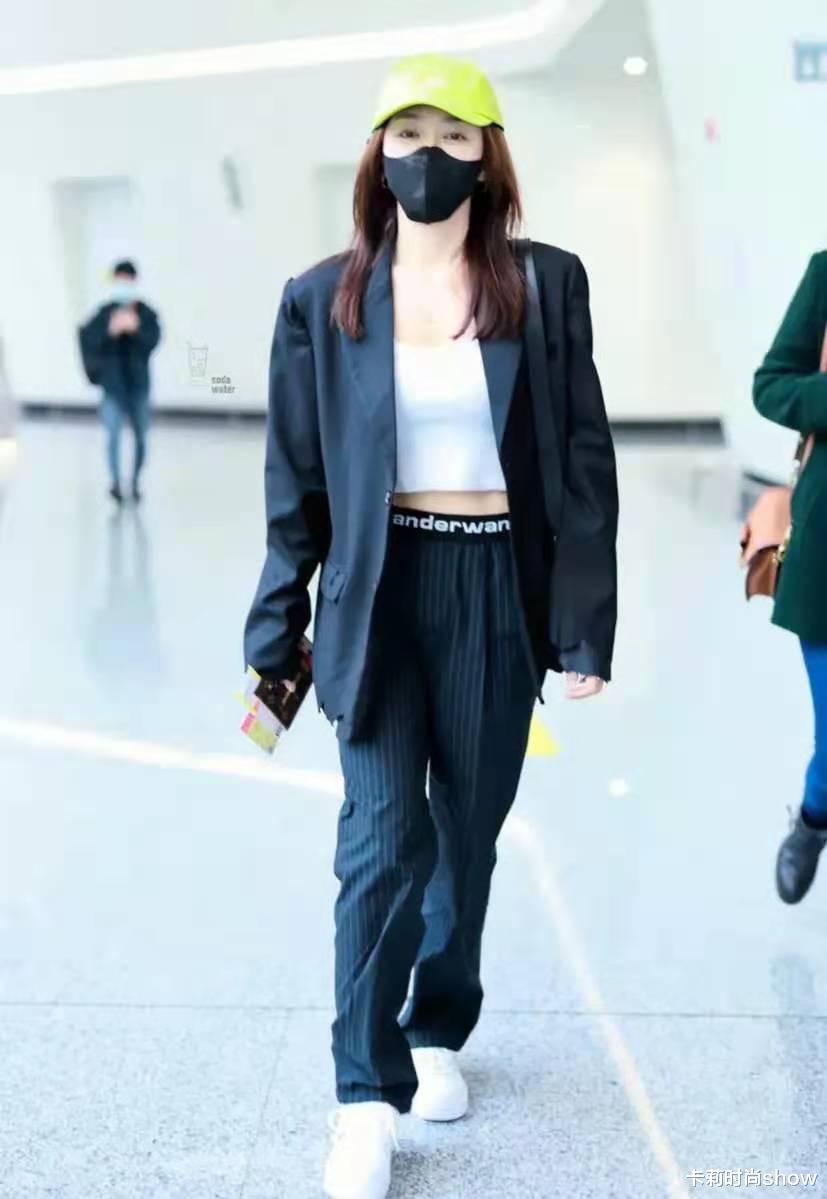 秦岚|秦岚躲过发福发胖,人到中年照样优雅大气,不愧是无数人的白月光