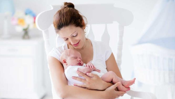  人类婴儿为了活下来，策划了一场“阴谋”，正在悄悄利用人类