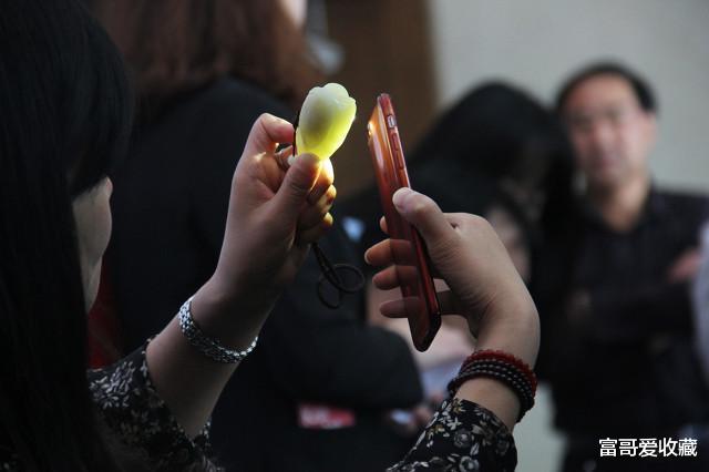 |鉴宝节目中专家给藏品估的价格，在收藏市场上能成交吗？