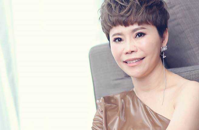 詹雅雯|54岁金曲歌后患上帕金森无药医，左脑中度痿缩，谈及病情掩面泪崩