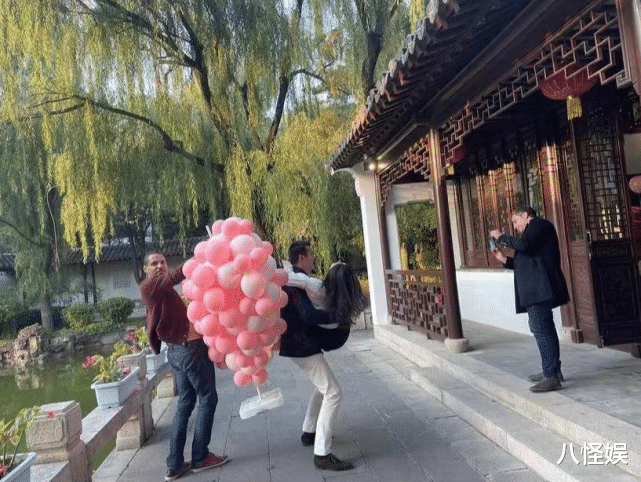 俞飞鸿|朱珠为爱女举办命名仪式，当众被老公王昀佳公主抱，夫妻俩好甜蜜