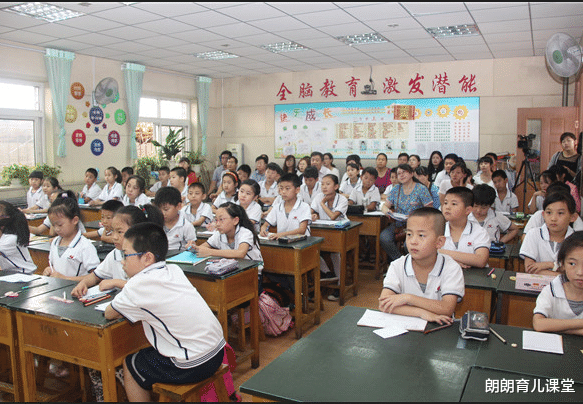 朗朗育儿课堂|“100年后的课本”长啥样？网友们脑洞大开，老师看了也想点赞