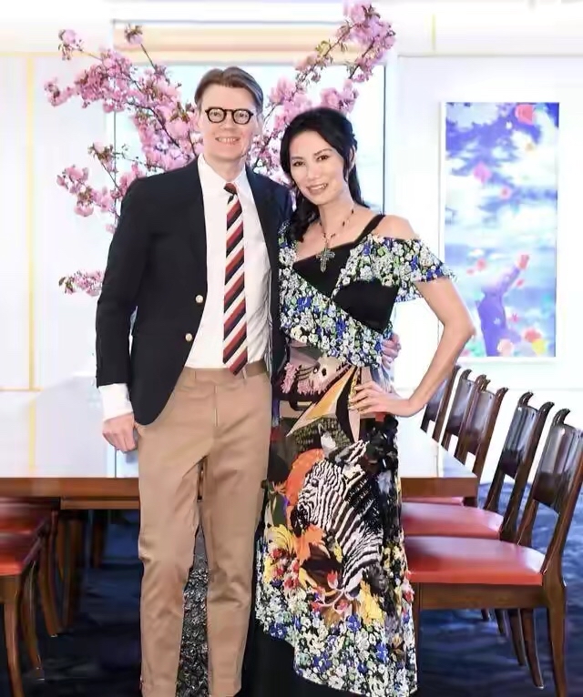 邓文迪|邓文迪不愧是亿万富婆，穿那么花也不俗气，超大的祖母绿项链抢镜