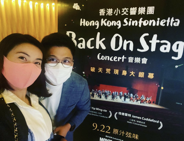 霍启刚|怀四胎了？郭晶晶随霍启刚甜蜜看展，穿长裙腰肢显粗，肚子隆起孕相足