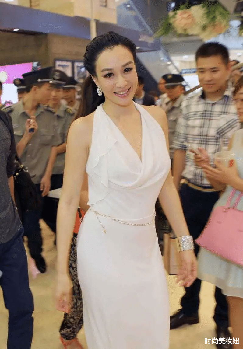 连衣裙|钟丽缇尺度真放得开,半透钉珠连衣裙配高马尾,大婶年纪美出圈了