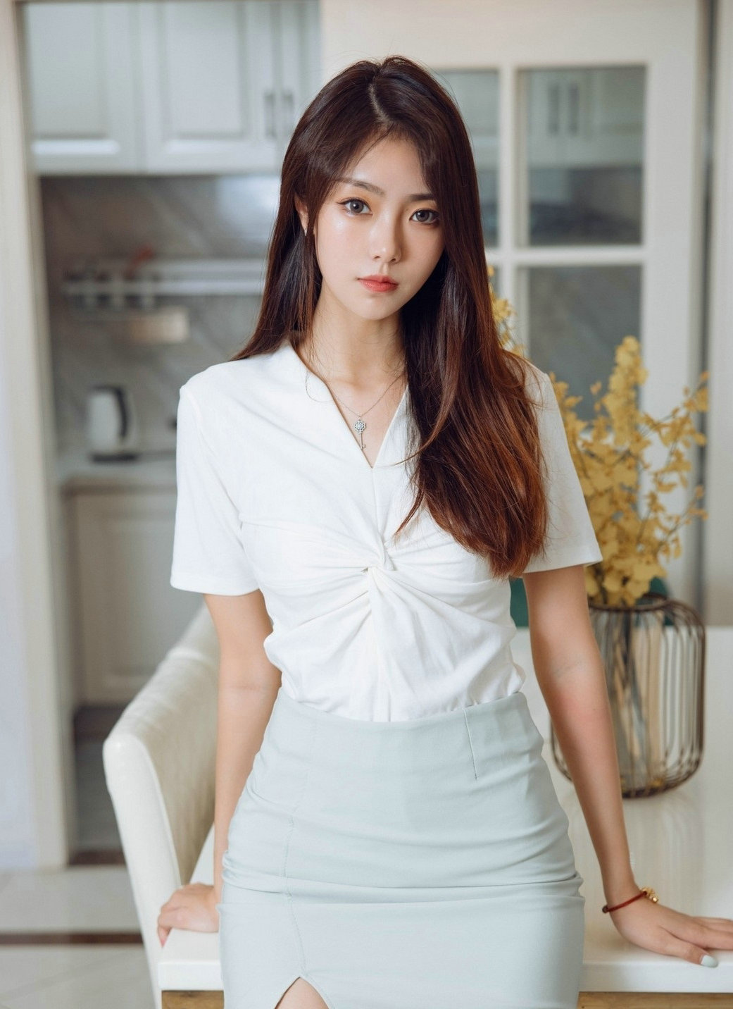 我亦飘零 浅色的包臀裙很是简约大方，高腰的款式显高挑的身材，增添了时尚感