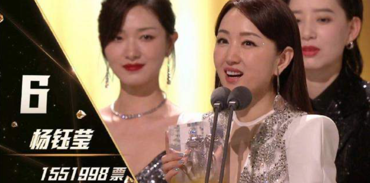 杨钰莹|50岁杨钰莹海边度假太惬意，翘腿荡秋千玩心十足，黑发浓密若冻龄