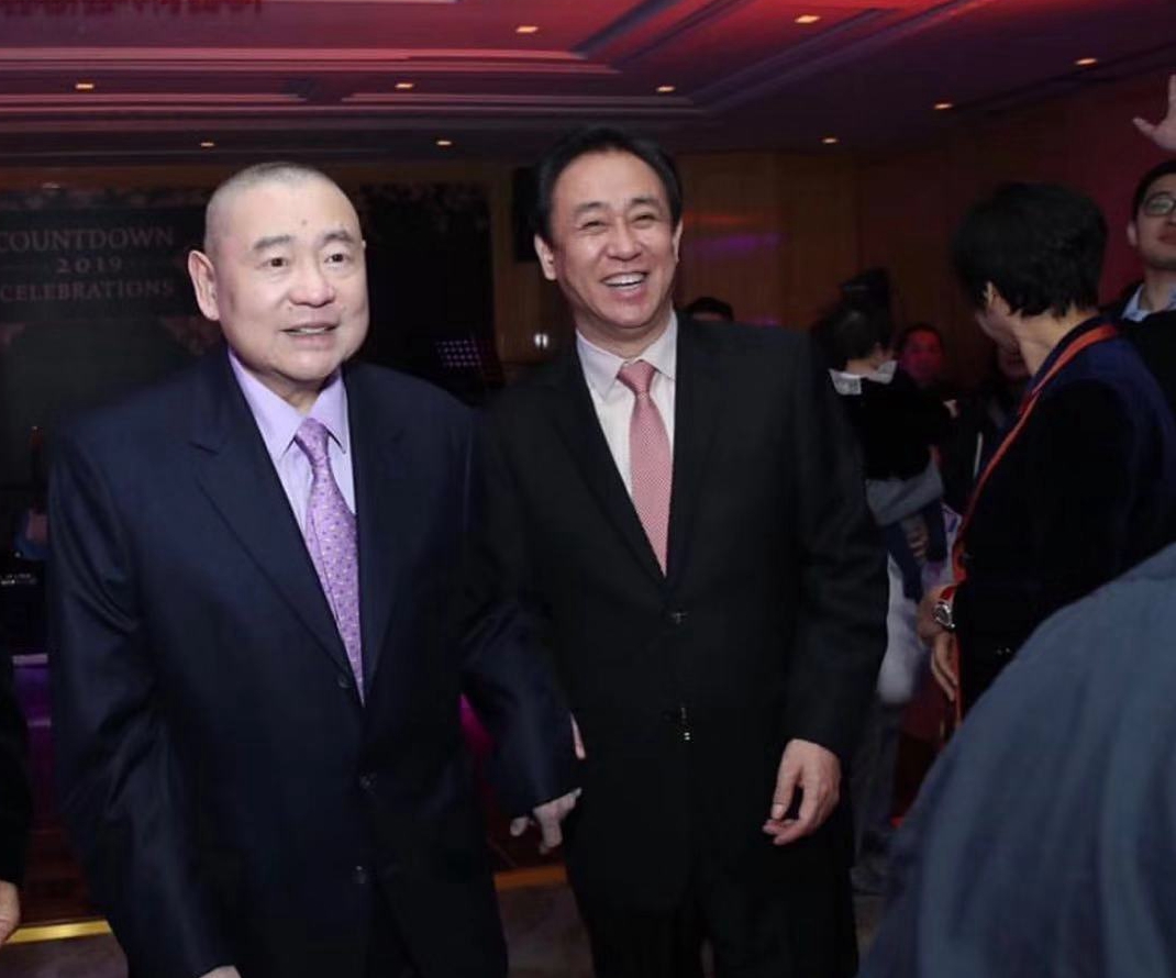 甘比|刘銮雄由妻女陪伴打疫苗，小露肌肉力证健康，与甘比合影年轻不少