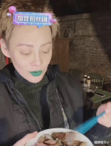 宁静回老家开直播，农村土屋墙面脏兮兮家具老旧，院中无装饰好朴素