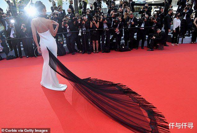 仟与仟寻|戛纳影展贝拉合体法国前第一夫人，两人狂秀S曲线，影后不是对手