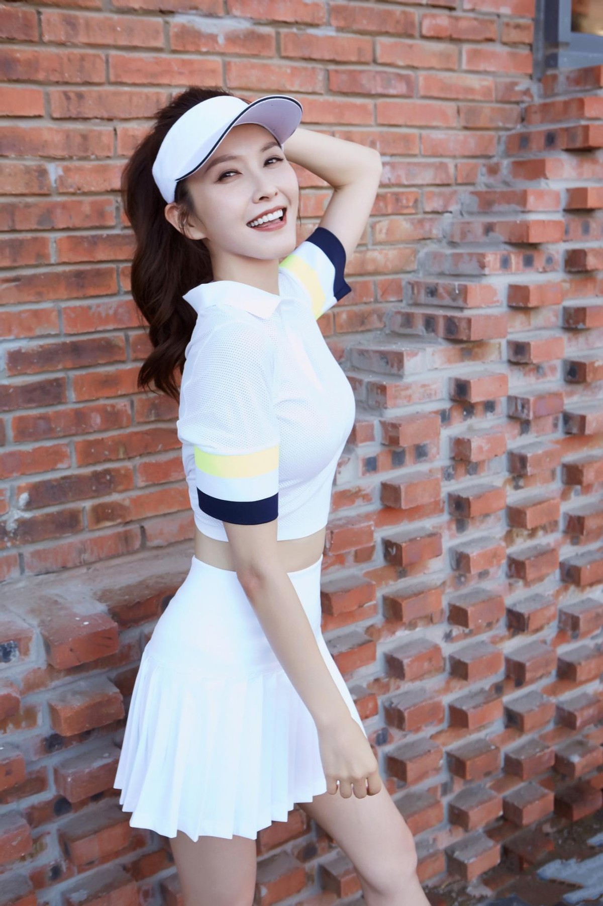 八只爪的猫|70后徐洁儿穿百褶裙扮“网球宝贝”,蛮腰细腿,打了多少00后的脸