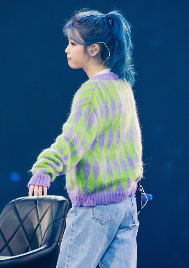 毛衣|IU是个甜妹无疑了，蓝绿毛衣清新活力，扎高马尾很有初恋感